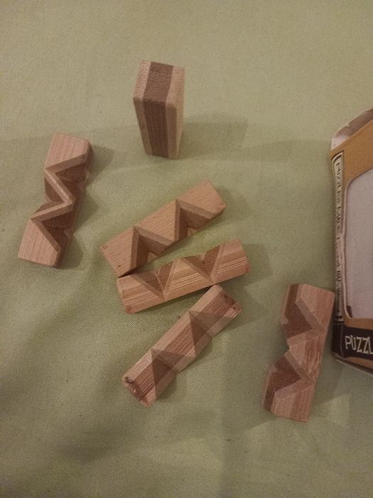 Quebra cabeças de madeira