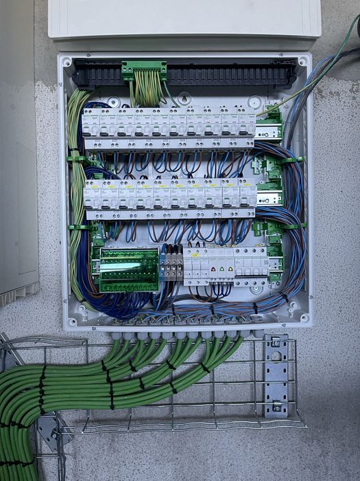 Eletricista serviço de manutenção
