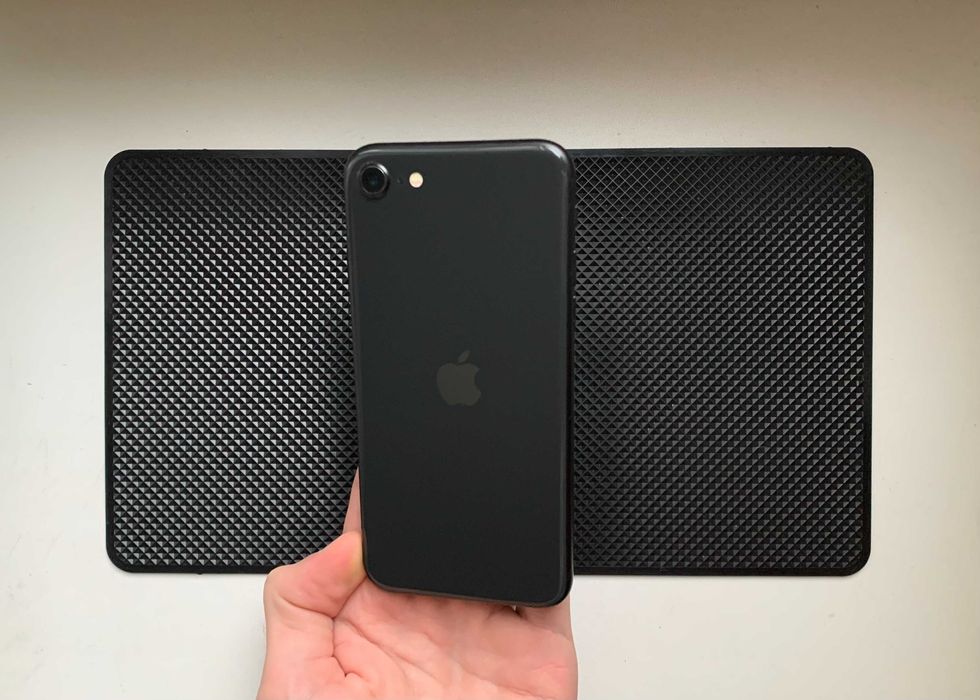 Как новый - iPhone SE 2020 - 64 гб - 85% АКБ - NEVERLOCK - BLACK