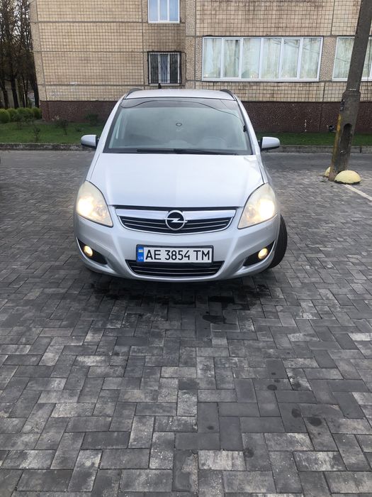 Подам автомобіль Опель Зафіра б