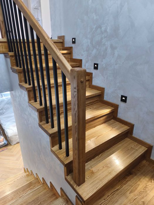 Schody z drewna, cyklinowanie, montaż parkietów