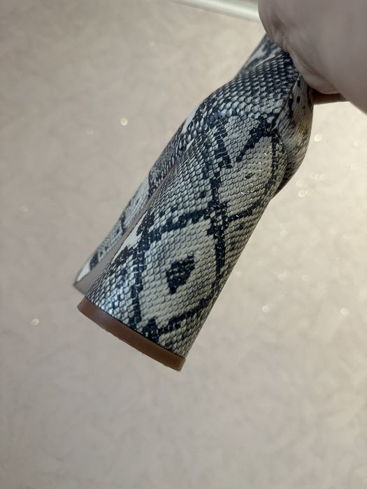 Сапожки з зміїним принтом