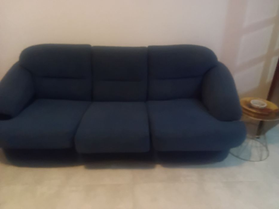 SOFÁS DE 2 E DE 3 Lugares  Com Boa Extrutura e Bem  Conservados.