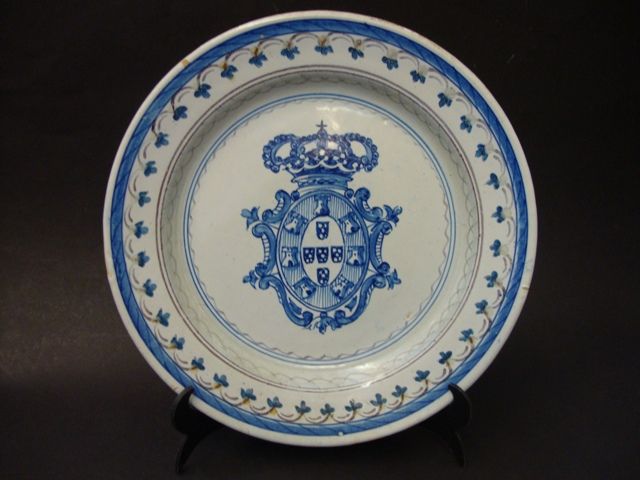 Dois pratos antigos em faiança portuguesa