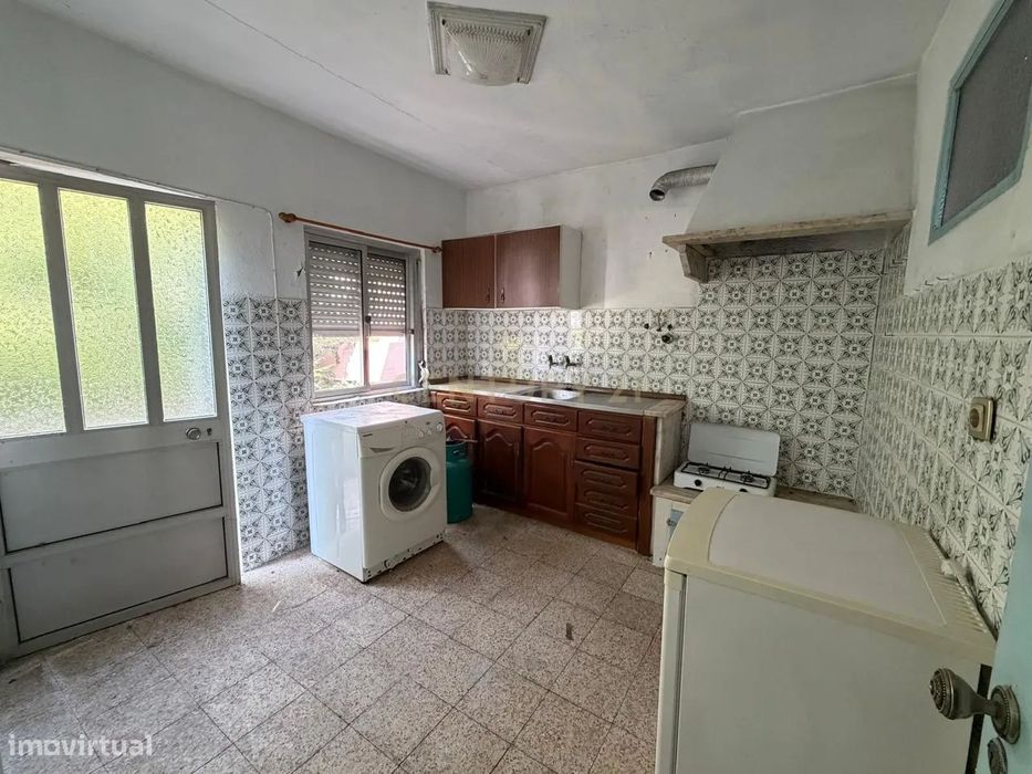 Moradia T2 para Recuperação com Quintal – Excelente Oportunidade de In