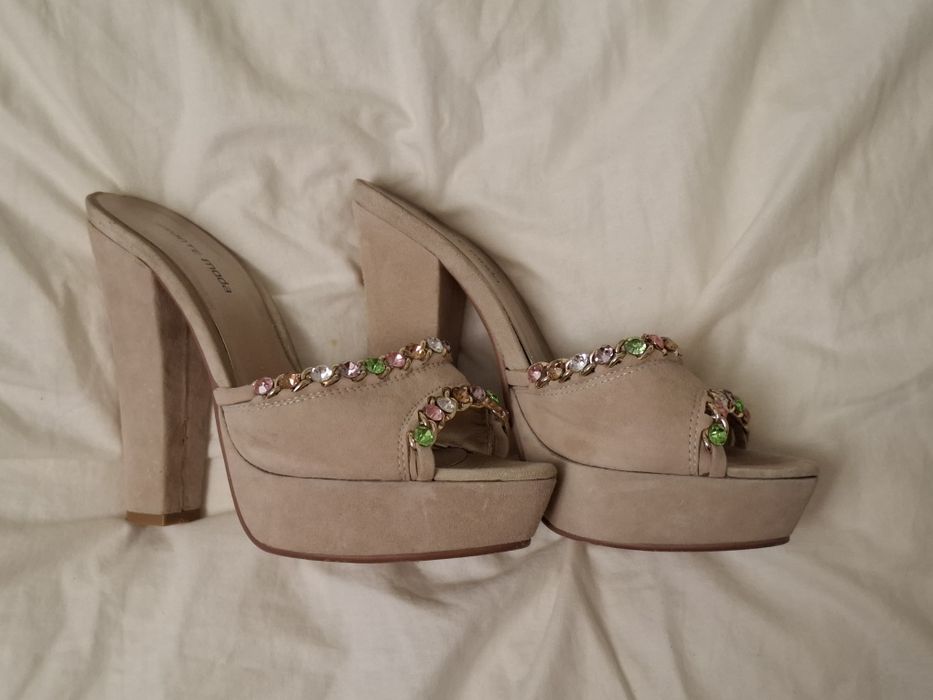Бежеві замшеві босоніжки сабо Avante Moda з різнокольоровим камінням, оигінал /  Босоніжки на підборах р. 40