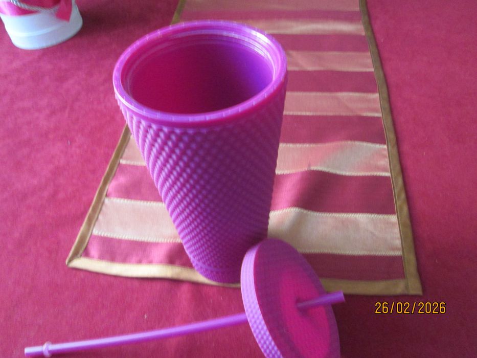 Kubek z pokrywką i słomką