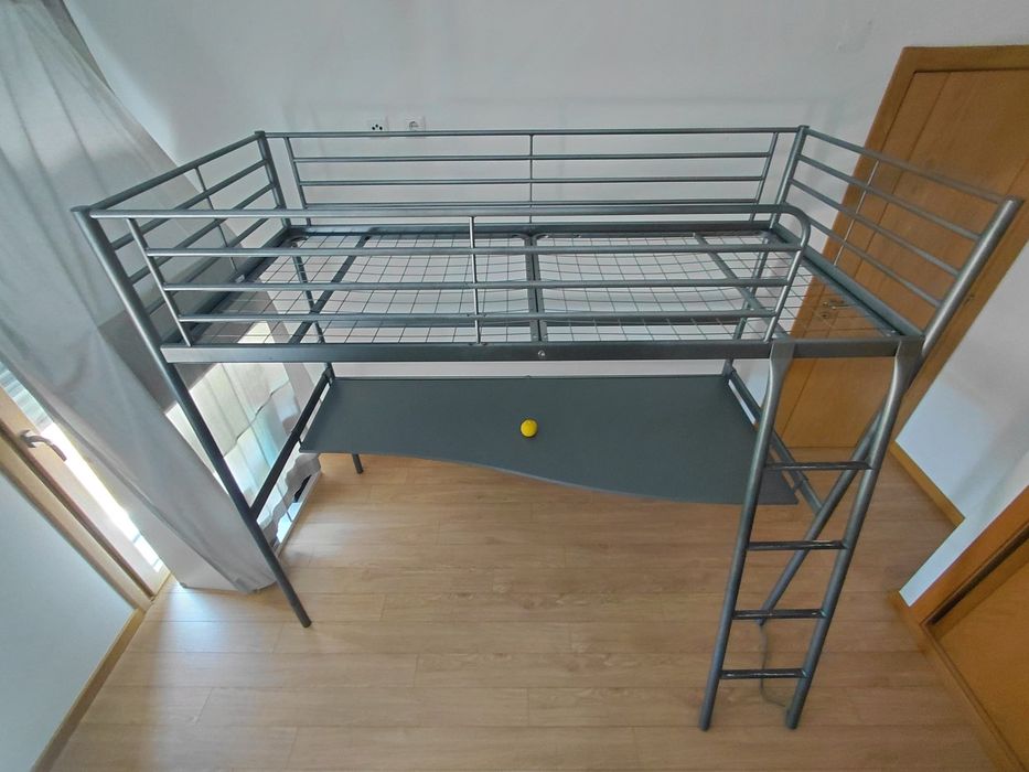 Cama com secretária