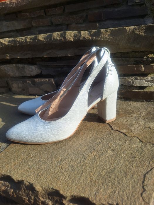 Buty ślubne na słupku