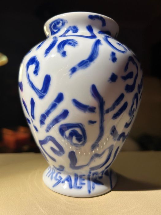 Peça de Manuel Cargaleiro - Jarrão azul e branco.