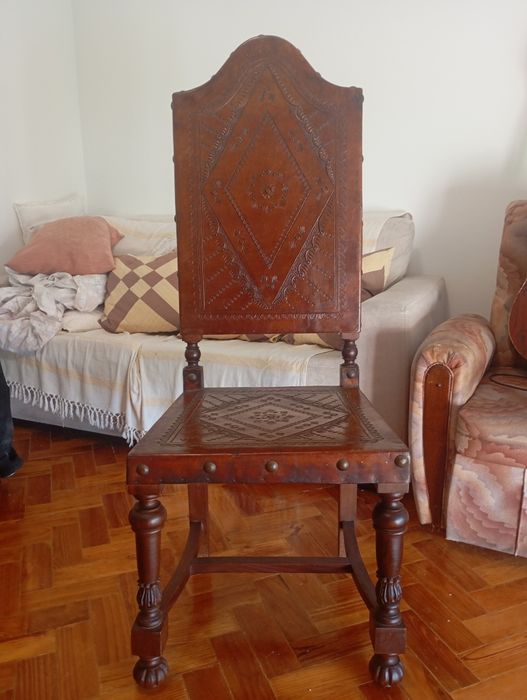 Cadeiras antigas madeira e couro