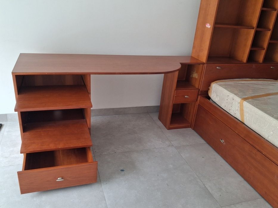 Cama com secretária