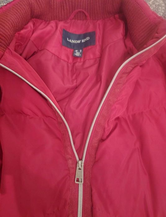 Ciepły, puchowy, bordowy plaszcz