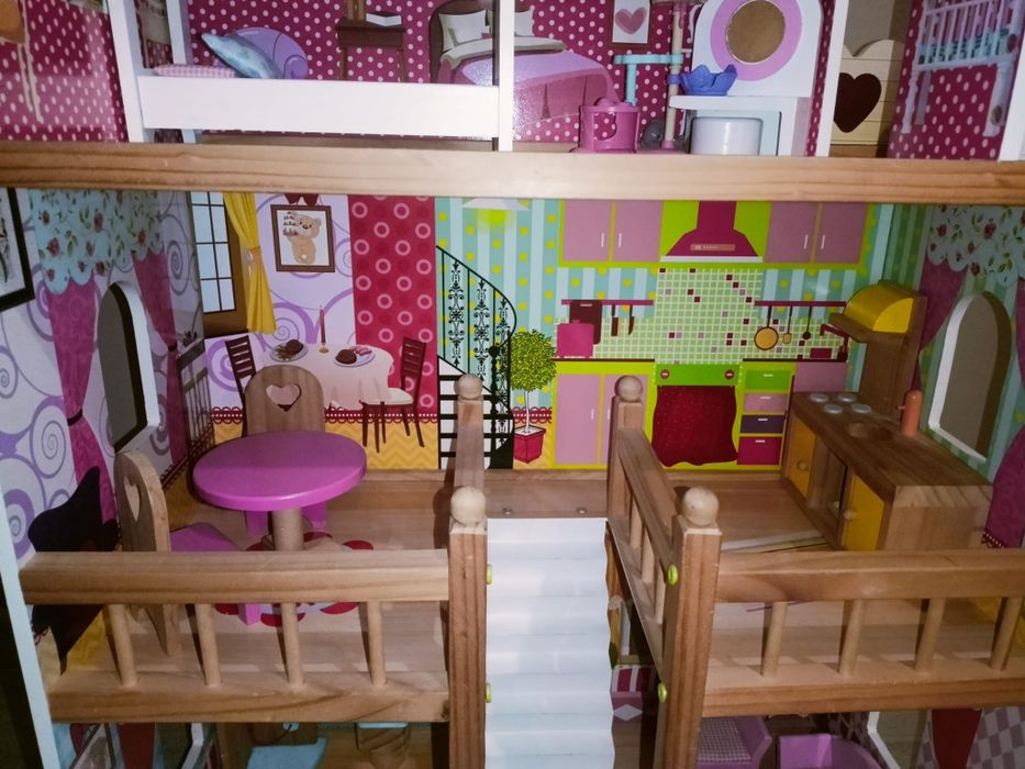 Drewniany domek dla lalek z aksecoriami