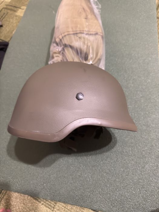 Берцы бундесфер две пары,каска,зимние бахилы,наколенники.