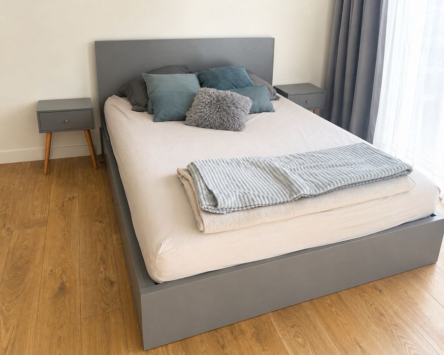 Cama IKEA 160x200 cm + 2 Mesas de Cabeceira