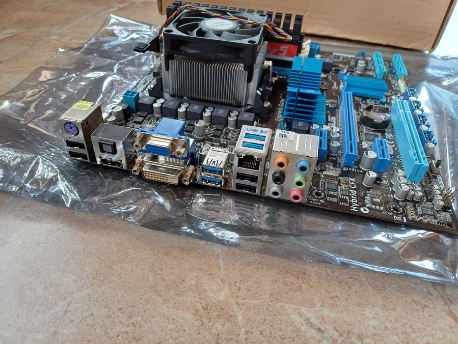 Płyta główna PC ASUS z procesorem i RAM