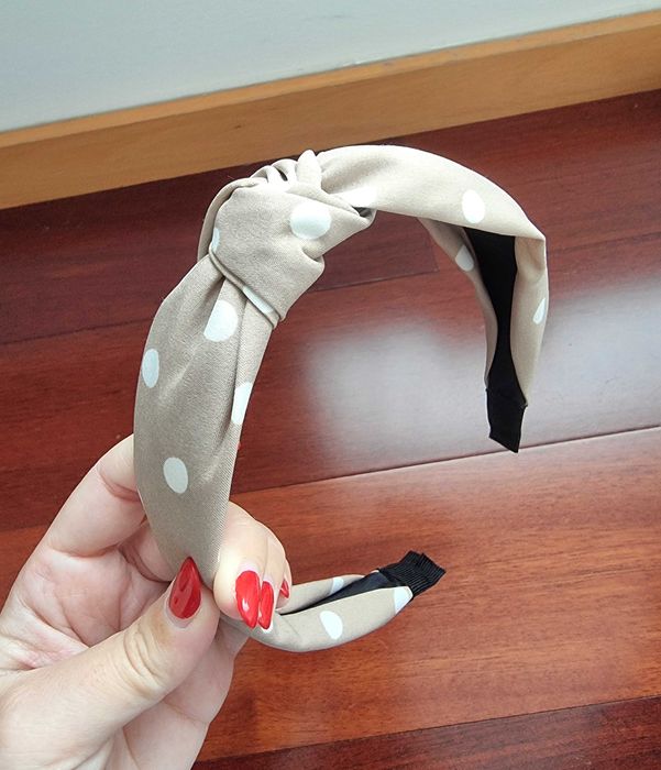 Fita de cabelo bege/ castanha clara com bolinhas brancas