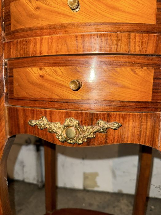 Mesa auxiliar com gavetas