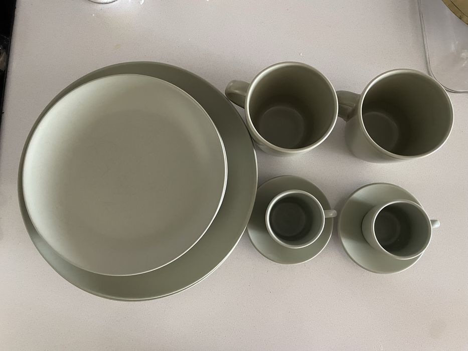 Conjunto loiça cerâmica com pratos, canecas e chávenas