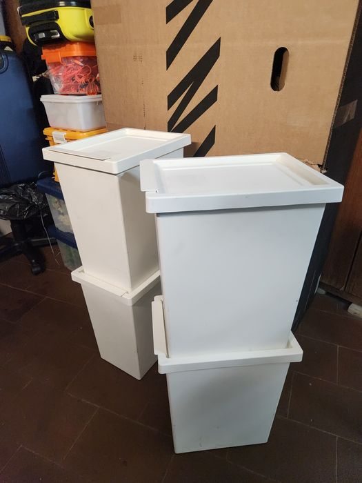 Caixote plástico com tampa branco para lixo, cada um 10,00€