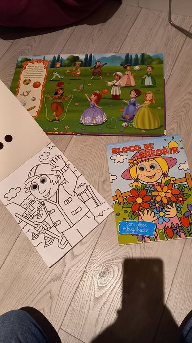 Livros de criança e estojo