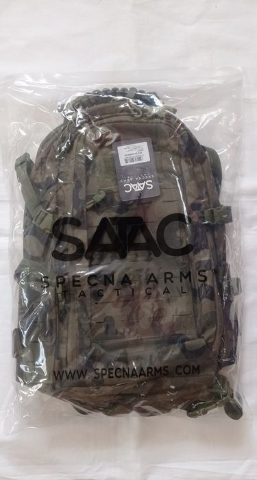 Mochila de camuflada nova