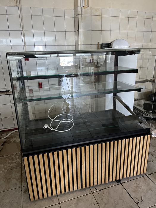 Witryna cukiernicza Igloo Cube neutralna bez chlodzenia