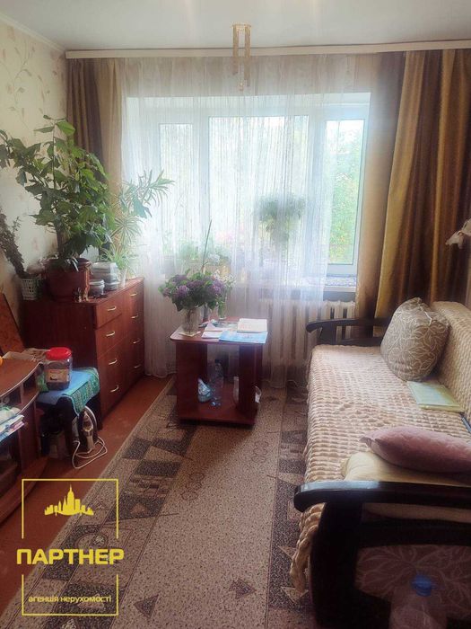 Продам  Дві  суміжні  кімнати  у  малосімейці  в  центрі  Кременчука.