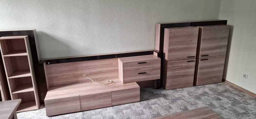 Piękny zestaw mebli salonowych ze stołem, krzesłami, stolikiem kawowym