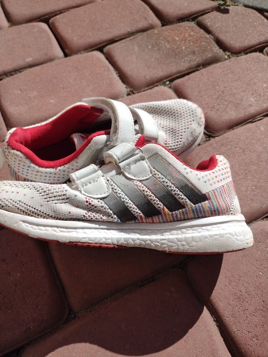Buty adidasy z materiału zapinane na rzepy , bardzo wygodne