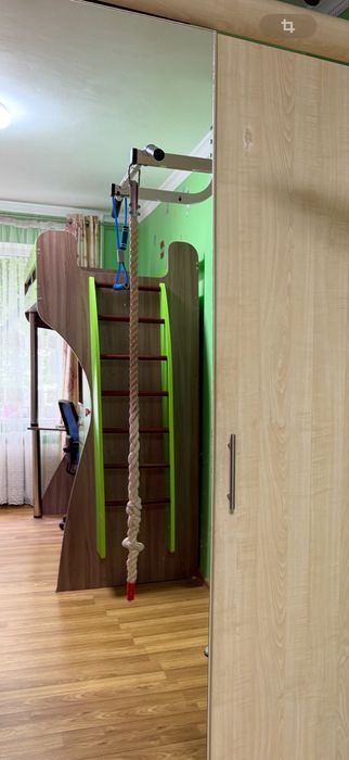 Двохрівневе ліжко-шафа-письмовий стіл