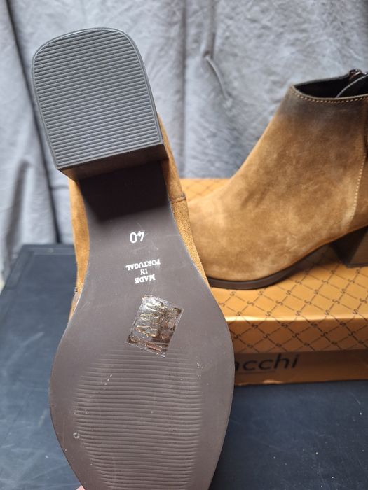 Botin de senhora em pele camurça