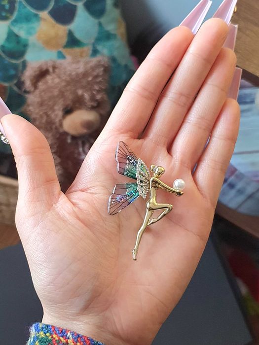 Broche / pregadeira fada dourada azul e roxo, asas acrílico e cristais