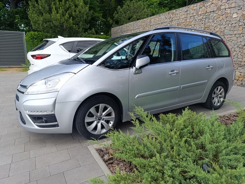 Хороше свіжопригнане  сімейне авто 7місць у доброму стані