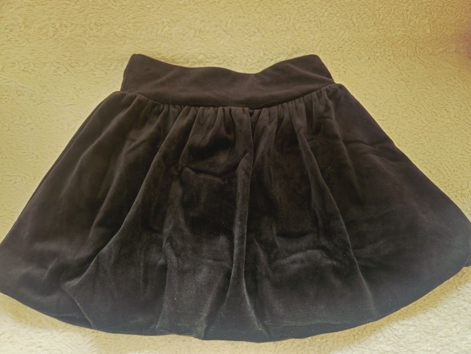 Spódnica czarna r 128 / 134