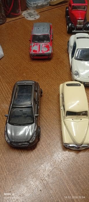 Машинки железные,