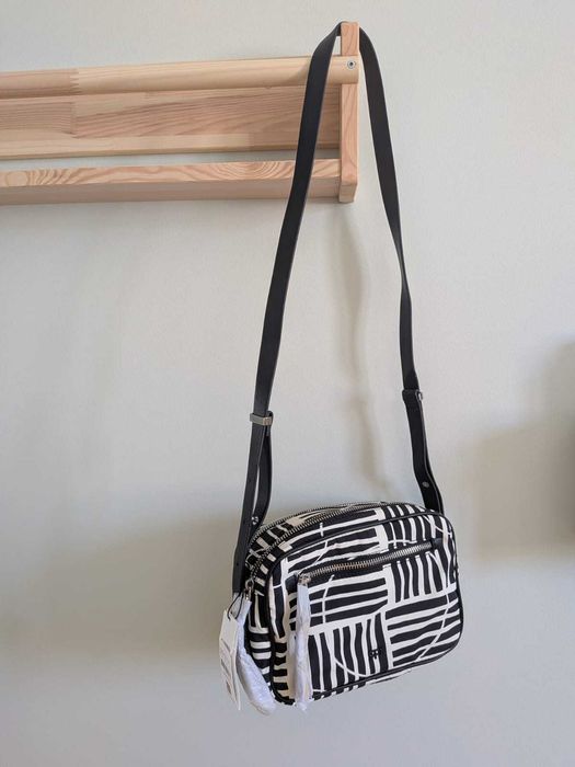 Bolsa de tiracolo preta e branca