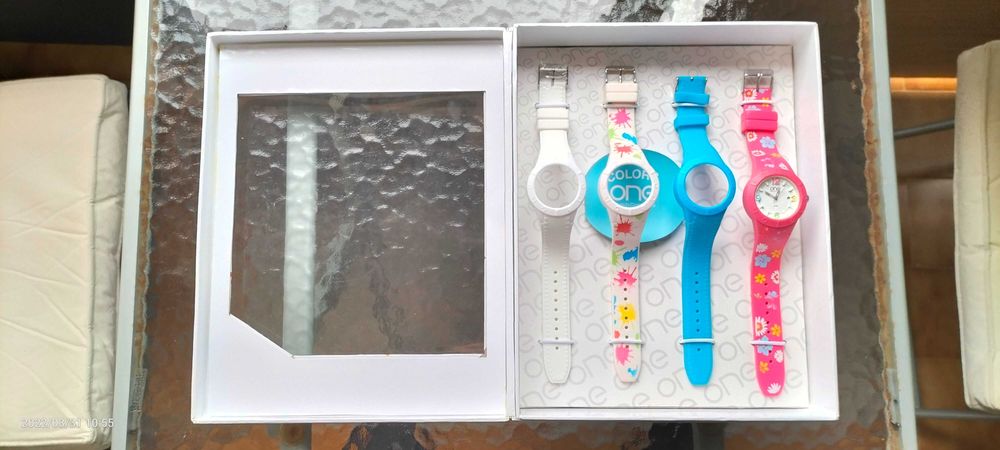 Relógio ONE com 4 braceletes