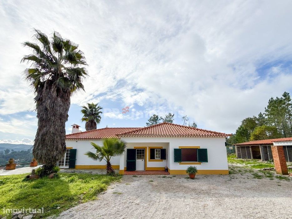 Moradia T3, c/ Jardim, Garagem e Zona de Estar Exterior - Castelo d...