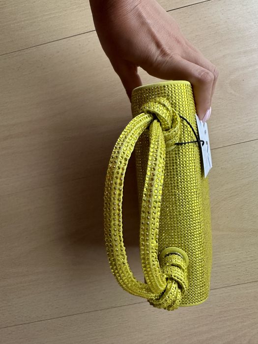 Mini mala de cor lima, cravejada em brilhantes da mesma cor