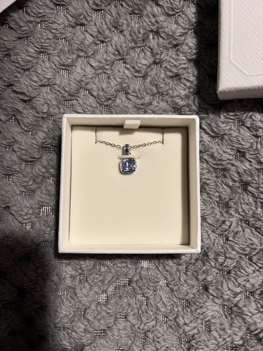 Sprzedam damski wisiorek Swarovski.