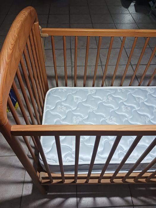 Cama de bebé com colchão. Novo (quase)