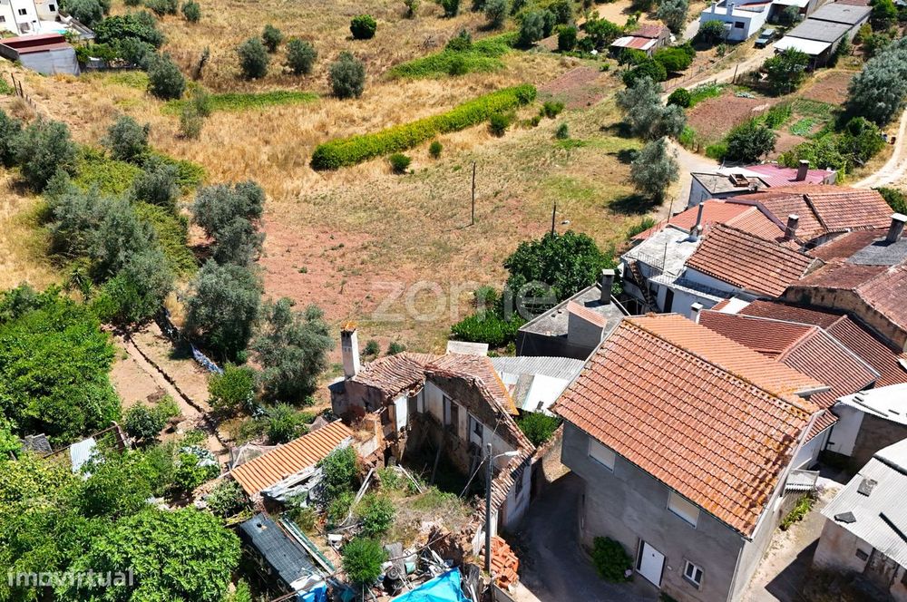 Moradia em ruínas com terreno