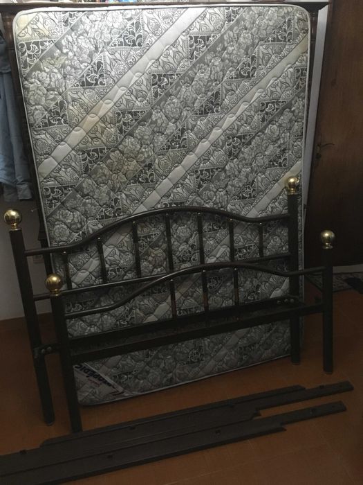 Cama de Casal com molas, completa com colchão e estrutura