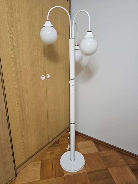 Lampa stojąca biała