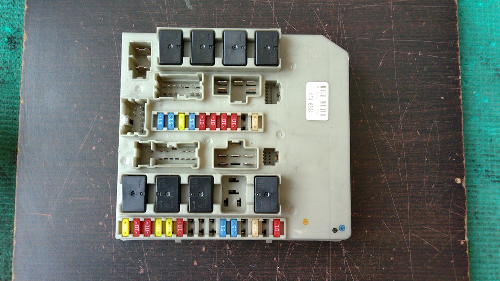 Modulo caixa de fusiveis Renault Clio III 3 2009