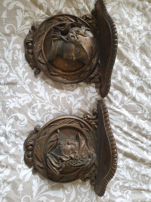 Par de antigas peanhas em talha com cabeças de Deuses Gregos