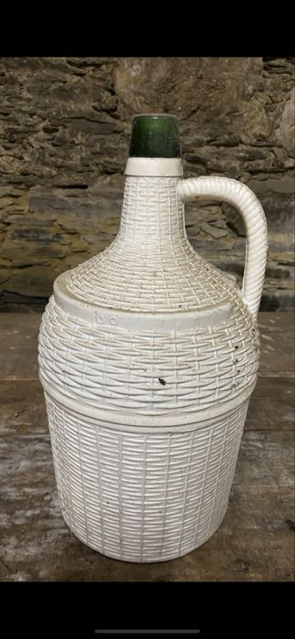 Garrafão e cubas vinho