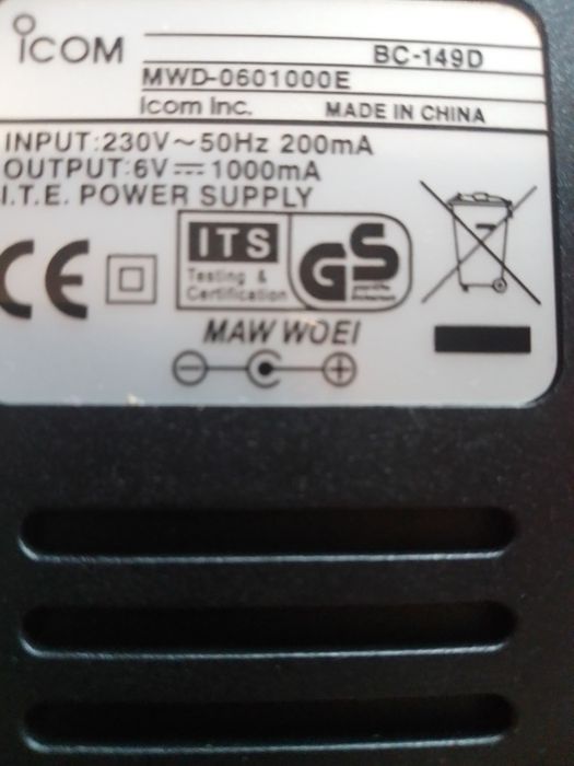 Оригинальный блок питания Icom BC - 149D(6V, 1000mA) новый . Цена 350гр.